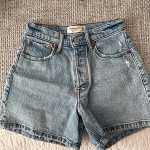 Abercrombie High Rise Dad Short 23 000